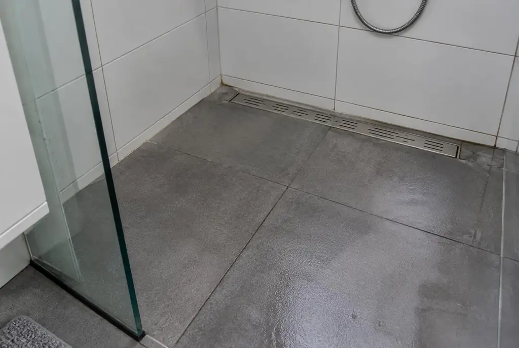 Lekdetectie Borne – lekkende inloopdouche met natte voegen