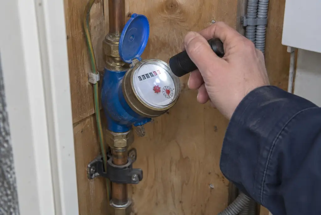 Lekdetectie Borne – watermeter in de meterkast controleren met een zaklamp